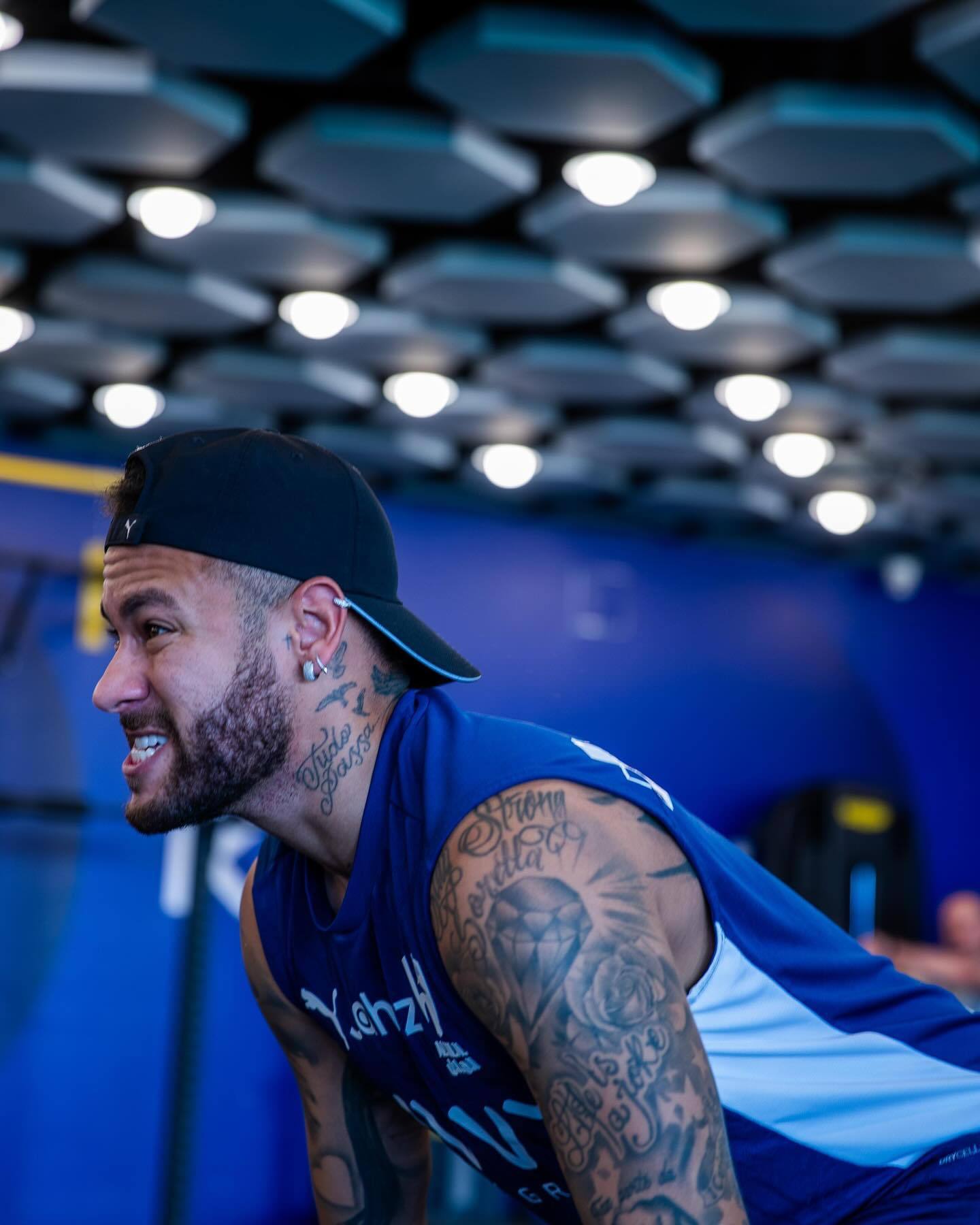 英超首次密集赛程开启，曼城瞄准19连胜纪录，热刺迎战连败克星纽卡斯尔（英超密集赛程开幕：曼城冲击19连胜，热刺对阵克星纽卡斯尔）