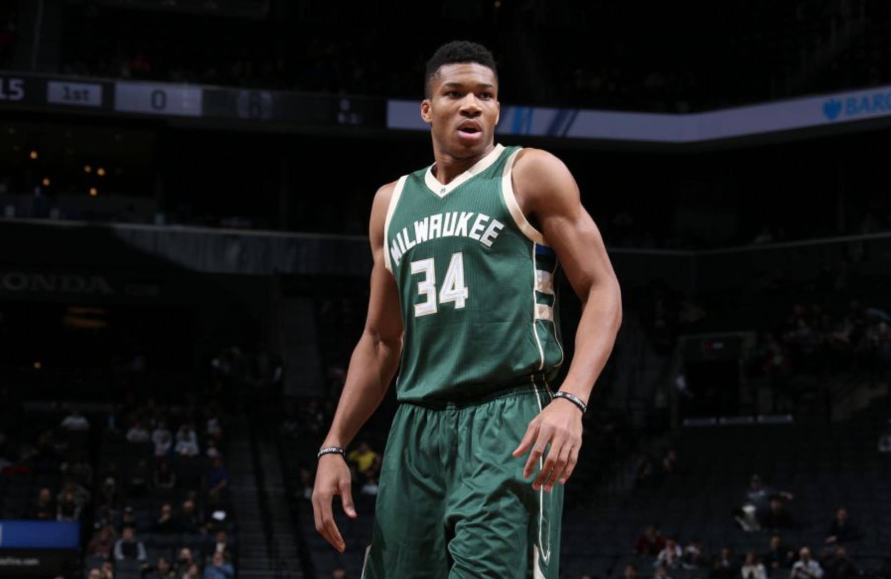 普陀篮球热血激战，虽败犹荣赢尽掌声！（普陀篮球燃情对决，惜败不失荣耀，掌声如潮！）