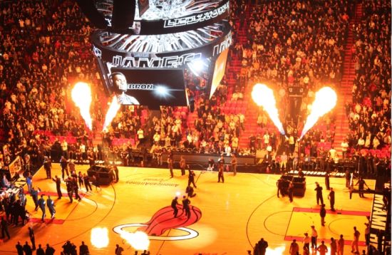 卡斯尔成最年轻30+10+5&3三分且命中率不低于70%球员（卡斯尔成史上最年轻单场30分10板5助+3记三分且命中率不低于70%的球员）