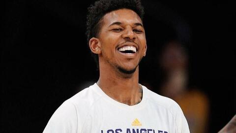 阿利亚迭雷父子分别身穿皇马与阿森纳球衣，晒出对弈图片（阿利亚迭雷父子身披皇马与阿森纳战袍，分享对弈照）