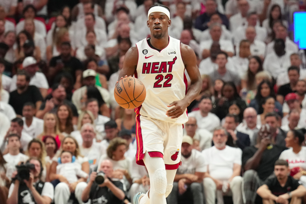 这次不搞花活了，哈兰德平安夜晒和女友帅气合拍（不玩花样，哈兰德平安夜晒出与女友的帅气合照）