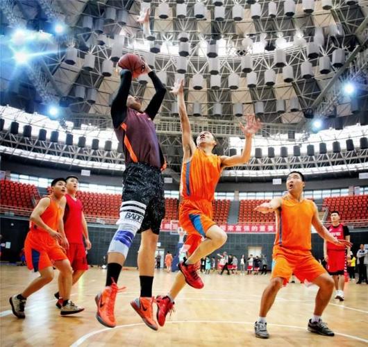 NBA顶级教练Bill，以其精湛的篮球技艺和丰富的执教经验，吸引了无数篮球少年的崇拜。（NBA名帅Bill凭借精湛球艺与丰富执教经验，成为无数篮球少年的偶像）