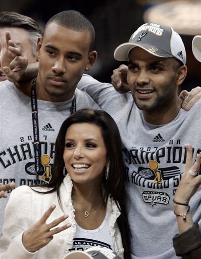 帕潘夸赞吉鲁：他不仅能进球还能防守，甚至还能客串门将（帕潘称赞吉鲁：能攻善守，必要时还能镇守龙门）