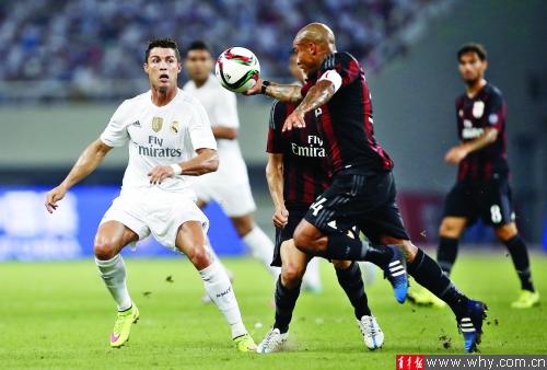 英国女歌手利帕现场观看阿根廷国家德比，并与里克尔梅合影（英国歌手利帕现身阿根廷国家德比，与里克尔梅合影留念）