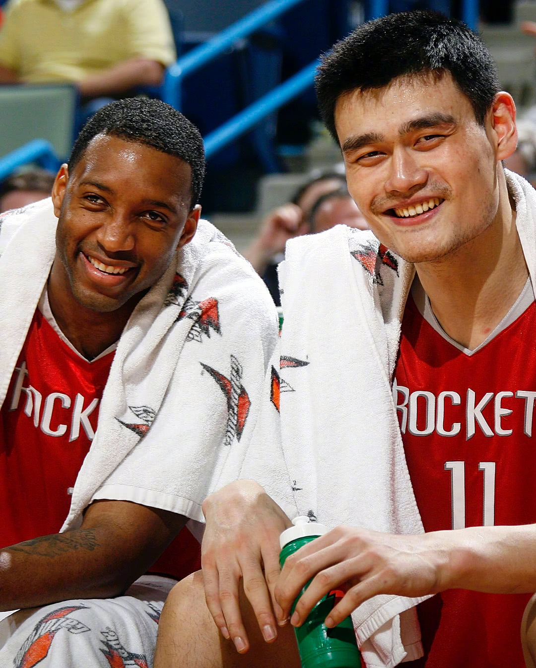 纪念去世的朋友，雅克松的打底衫上写着“安息吧，我的兄弟”（悼念亡友，雅克松穿印有“安息吧，我的兄弟”的打底衫）