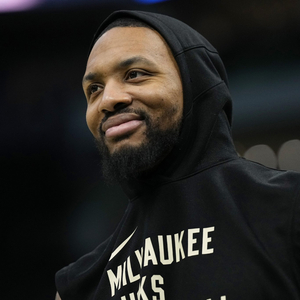 冲击力强但失误略多！洛夫顿半场7中3拿8分4助 抢2前场板&有3失误（洛夫顿半场冲劲足但失误偏多：7投3中8分4助，抢下2个前板并有3次失误）