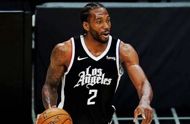 詹姆斯是本赛季场均失误低于2次的球员中，场均助攻数最高的（本季场均失误不足2次的球员中，詹姆斯场均助攻最高）